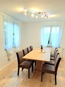 a dining room with a wooden table and chairs at Somnium - Appartements Südsteiermark - Stammhaus in Weitersfeld an der Mur
