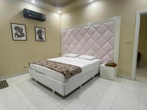 Letto o letti in una camera di The Bahria Town Hotel & Suites