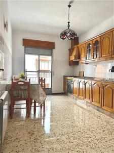 cocina con mesa y comedor en VélezVida Serna, en Vélez Rubio