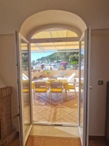 Rõdu või terrass majutusasutuses Private Villa Sea VIEW CON TERRAZZA E GIARDINO