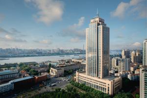 上海上海浦东滨江喜来登酒店的大城市的高耸的白色摩天大楼
