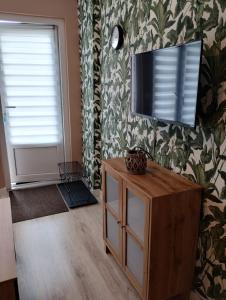 een woonkamer met een tv aan de muur bij Apartament RESET 2 pokojowy in Ustroń