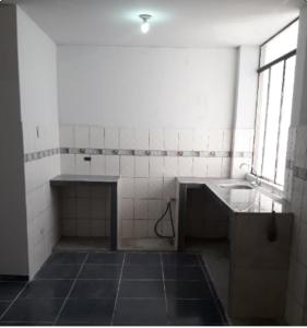 baño alicatado con lavabo y ventana en Apartamento Peruvian Black, en Lima
