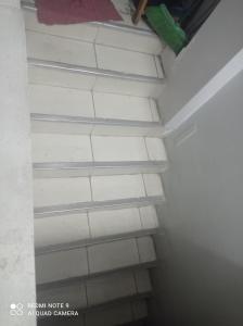 Una escalera en una habitación con azulejos blancos en Apartamento Peruvian Black, en Lima