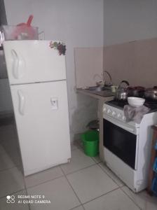 cocina con nevera blanca y fogones en Apartamento Peruvian Black, en Lima