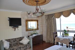 Una sala de estar con un sofá y un televisor. en Hotel Suites Bat Yam, en Bat Yam 30 fotos más