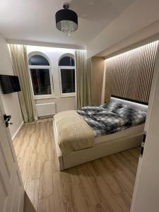 Кровать или кровати в номере 6 OSOBOWY apartament PREMIUM w KAMIENICY - CENTRUM