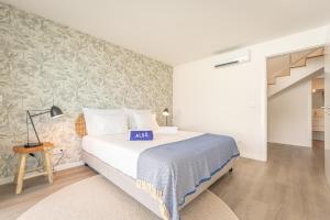 een slaapkamer met een bed met een blauwe doos erop bij Oceanside West in Ponta Delgada