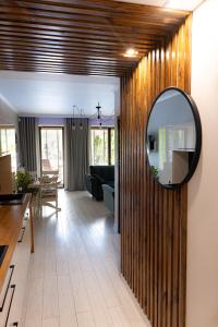 Apartament Sun Hill في فيسلا: غرفة معيشة مع مرآة على الحائط