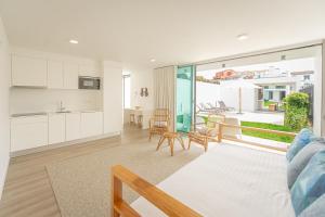 een open keuken en een woonkamer met uitzicht op een patio bij Oceanside West in Ponta Delgada