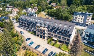 Apartament Sun Hill في فيسلا: اطلالة جوية على مبنى في مدينة