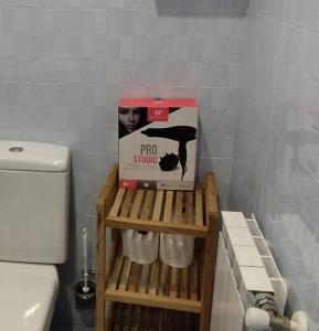 una scatola su una mensola accanto a un WC in bagno di Apartamento El Ferial a Sarón