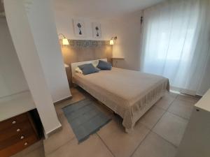 - une chambre avec un lit doté de 2 oreillers bleus dans l'établissement LILIUM HOUSE PALEKASTRO, à Palekastro