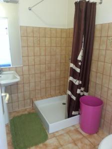 uma casa de banho com um chuveiro, uma banheira e um lavatório. em STUDIO indépendant au calme em Lumio