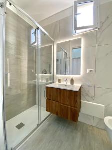 W łazience znajduje się prysznic, umywalka i lustro. w obiekcie La casetta di Marianna w mieście Napoli