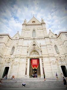 wielki kościół z ludźmi stojącymi przed nim w obiekcie La casetta di Marianna w mieście Napoli