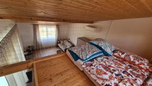 Postel nebo postele na pokoji v ubytování Orlická přehrada Chata Malá