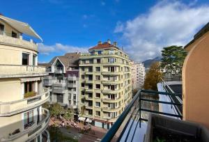 uma vista a partir de uma varanda de um edifício em Toit-terrasse traversant plein centre 100m du lac em Annecy