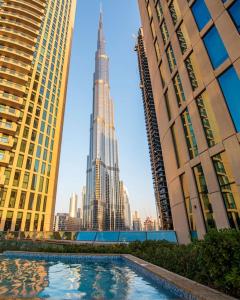 een zicht op de scherf tussen twee hoge gebouwen bij WORLD CLASS 3BR with full BURJ KHALIFA and FOUNTAIN VIEW in Dubai
