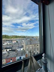 ventana con vistas a la ciudad y a los edificios en Stunning City Centre Apartments, en Waterford