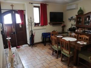 Televízia a/alebo spoločenská miestnosť v ubytovaní Casa Maria