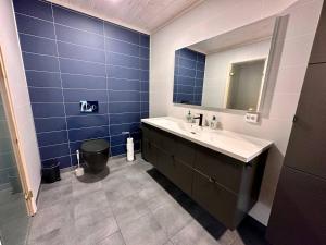 un baño con lavabo y espejo en Tors Cabin at Haukland Beach, en Offersøya 27 fotos más