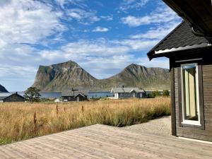 uma vista para uma montanha a partir de uma casa em Tors Cabin at Haukland Beach em Offersøya