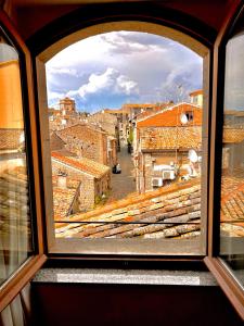 una finestra con vista sulla città di Nazareth Residence a Viterbo