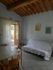 um quarto com uma cama, uma mesa e uma janela em Olive Tree Suites Farmstay Villa em Lamporecchio