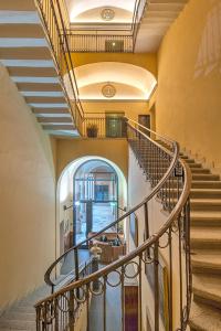 uma escada em espiral num edifício com tecto em numa l Camperio Rooms & Apartments em Milão