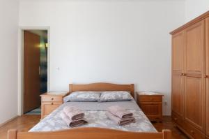 奧瑞比克的住宿－apartmani stefan，一间卧室配有一张床,上面有两条毛巾