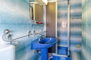 奧瑞比克的住宿－apartmani stefan，浴室设有蓝色水槽和镜子