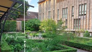 a garden in front of a building at La Madeleine centre historique de Troyes in Troyes