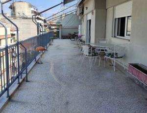 - un balcon avec une table et des chaises dans un bâtiment dans l'établissement My Place, à Larissa