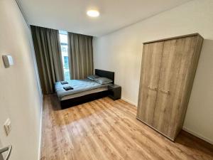 מיטה או מיטות בחדר ב-Charming 1 bedroom serviced apartment 57m2