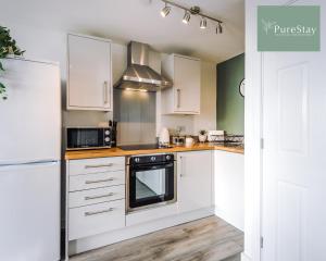 Kuchyňa alebo kuchynka v ubytovaní Stunning Two Bed Apartment By PureStay Short Lets & Serviced Accommodation Manchester With Free Parking & WiFi