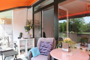Posezení v ubytování Fichtenwald - Hundefreundlich, Sauna, Pool, Dachterrasse, Wald & See