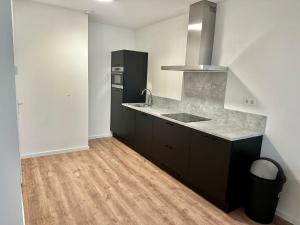 Kuchyň nebo kuchyňský kout v ubytování Exclusive 1 bedroom serviced apartment 56m2