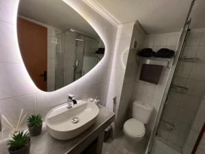 y baño con lavabo, aseo y espejo. en Supreme City Heart Apartment en Alejandrópolis