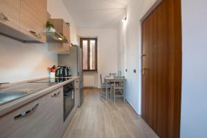 een keuken met een wastafel en een fornuis top oven bij [CantikHouse] free wifi & smarTV in Verona