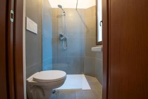 een badkamer met een toilet en een douche bij [CantikHouse] free wifi & smarTV in Verona
