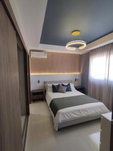 una camera da letto con un letto grande in una stanza di LACIOCHICAPARMENT a Hainamosa