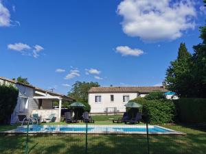 ein Haus und ein Pool im Hof in der Unterkunft Endroit paisible, Périgueux, maison avec piscine in La Garde