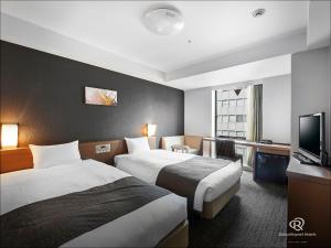 Кровать или кровати в номере Daiwa Roynet Hotel Kyoto Shijo Karasuma
