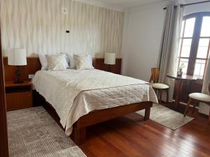 Un dormitorio con una cama grande y una ventana en VIRREYES HOTEL, en Potosí