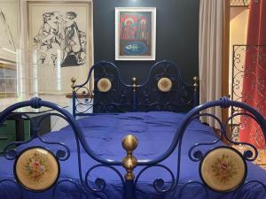 1 dormitorio con cama azul y edredón azul en B&B Al Casel, en Tovena