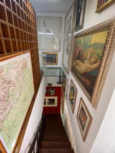 una escalera con pinturas y cuadros en las paredes en B&B Al Casel, en Tovena