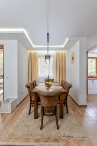 a dining room with a table and chairs at Apartman Gačanović Lux in Zlatibor