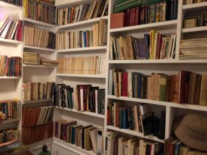 une étagère remplie de livres dans l'établissement Maison de famille du pont Millénaire, à Ahun