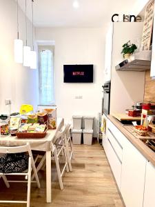 a kitchen with a table with food on it at Gemelli-San Pietro-Trastevere-casa con posto auto in Rome